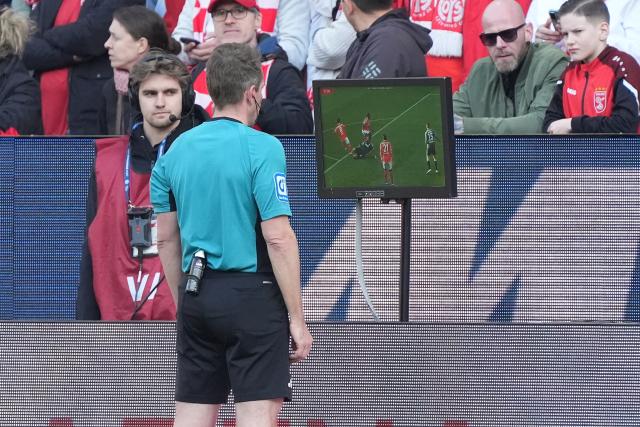 22 March 2026, Rhineland-Palatinate, Mainz: VAR intervenes and calls a penalty-worthy foul during the German Bundesliga soccer match between FSV Mainz 05 and Eintracht Frankfurt at the Mewa Arena. Photo: Marc Schüler/dpa - IMPORTANT NOTICE: DFL and DFB regulations prohibit any use of photographs as image sequences and/or quasi-video.