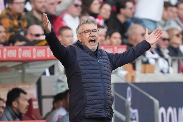 22 March 2026, Rhineland-Palatinate, Mainz: Mainz coach Urs Fischer reacts from the touchline during the German Bundesliga soccer match between FSV Mainz 05 and Eintracht Frankfurt at the Mewa Arena. Photo: Marc Schüler/dpa - IMPORTANT NOTICE: DFL and DFB regulations prohibit any use of photographs as image sequences and/or quasi-video.