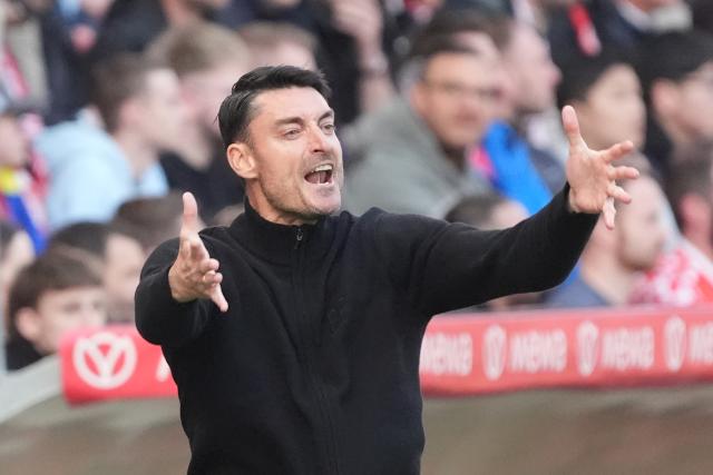22 March 2026, Rhineland-Palatinate, Mainz: Eintracht Frankfurt coach Albert Riera reacts from the touchline during the German Bundesliga soccer match between FSV Mainz 05 and Eintracht Frankfurt at the Mewa Arena. Photo: Marc Schüler/dpa - IMPORTANT NOTICE: DFL and DFB regulations prohibit any use of photographs as image sequences and/or quasi-video.