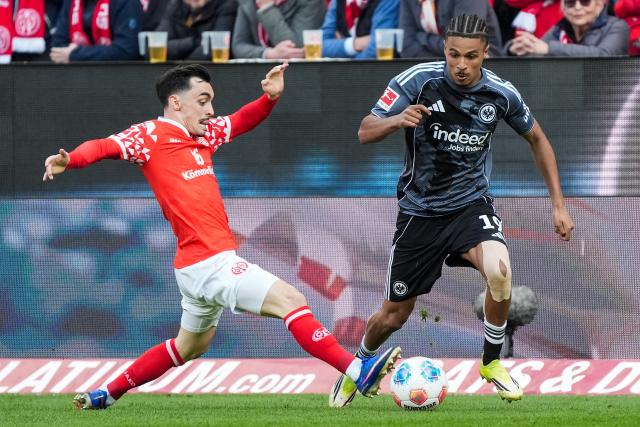 22 March 2026, Rhineland-Palatinate, Mainz: Mainz's Paul Nebel (L) and Eintracht Frankfurt's Jean-Matteo Bahoya (R) battle for the ball during the German Bundesliga soccer match between FSV Mainz 05 and Eintracht Frankfurt at the Mewa Arena. Photo: Marc Schüler/dpa - IMPORTANT NOTICE: DFL and DFB regulations prohibit any use of photographs as image sequences and/or quasi-video.