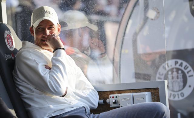 22 March 2026, Hamburg: FC St. Pauli coach Alexander Blessin reacts on the bench ahead of the German Bundesliga soccer match between FC St. Pauli and SC Freiburg at the Millerntor Stadium. Photo: Christian Charisius/dpa - WICHTIGER HINWEIS: Gemäß den Vorgaben der DFL Deutsche Fußball Liga bzw. des DFB Deutscher Fußball-Bund ist es untersagt, in dem Stadion und/oder vom Spiel angefertigte Fotoaufnahmen in Form von Sequenzbildern und/oder videoähnlichen Fotostrecken zu verwerten bzw. verwerten zu lassen.