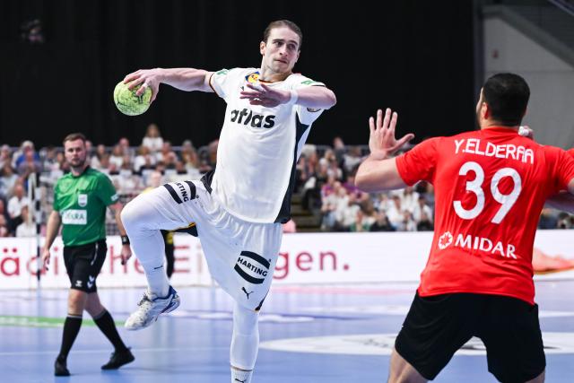 22 March 2026, Bremen: Germany's Juri Knorr shoots past Egypt's Yehia Elderea (R) during the Men's International Handball match between Germany and Egypt. Photo: Sina Schuldt/dpa