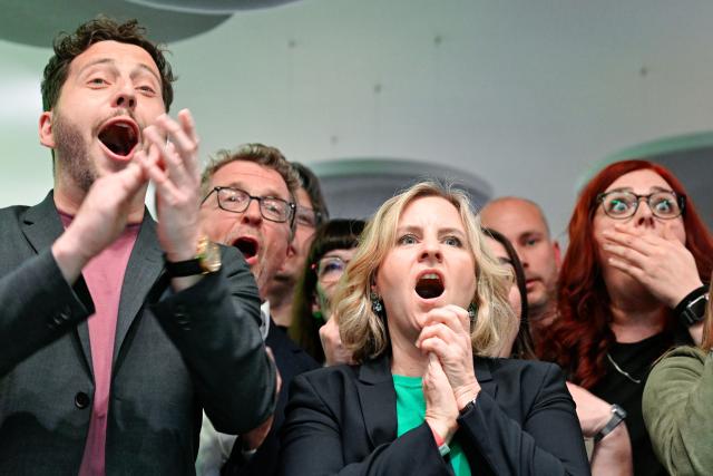 22 March 2026, Rhineland-Palatinate, Mainz: Katrin Eder (C), Rhineland-Palatinate's Minister for Climate Protection, Environment, Energy and Mobility and lead candidate for Alliance 90/The Greens in the state election, and Felix Banaszak (L), federal chair of Alliance 90/The Greens, react to the first exit poll results at the party's election event. The state election took place in Rhineland-Palatinate on Sunday. Photo: Uwe Anspach/dpa