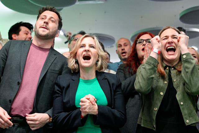 31 January 2026, Rhineland-Palatinate, Mainz: Katrin Eder (C), Rhineland-Palatinate's Minister for Climate Protection, Environment, Energy, and Mobility and the lead candidate for Alliance 90/The Greens in the state election in Rhineland-Palatinate, and Felix Banaszak (L), Federal Chair of Alliance 90/The Greens, react to the first exit poll results at the Alliance 90/The Greens election party. The state election took place in Rhineland-Palatinate on Sunday. Photo: Uwe Anspach/dpa