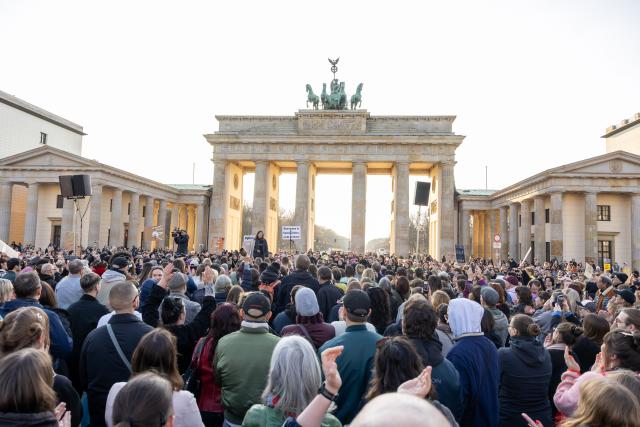 22 March 2026, Berlin: A large number of people are taking part in a demonstration against digital sexual violence in front of the Brandenburg Gate. Photo: Gerald Matzka/dpa