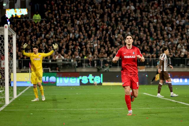22 March 2026, Hamburg: Freiburg's Igor Matanovic (C) celebrates after scoring his side's first goal of the game during the German Bundesliga soccer match between FC St. Pauli and SC Freiburg at the Millerntor Stadium. Photo: Christian Charisius/dpa - WICHTIGER HINWEIS: Gemäß den Vorgaben der DFL Deutsche Fußball Liga bzw. des DFB Deutscher Fußball-Bund ist es untersagt, in dem Stadion und/oder vom Spiel angefertigte Fotoaufnahmen in Form von Sequenzbildern und/oder videoähnlichen Fotostrecken zu verwerten bzw. verwerten zu lassen.