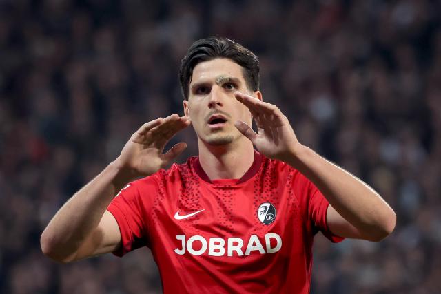 22 March 2026, Hamburg: Freiburg's Igor Matanovic celebrates after scoring his side's first goal of the game during the German Bundesliga soccer match between FC St. Pauli and SC Freiburg at the Millerntor Stadium. Photo: Christian Charisius/dpa - WICHTIGER HINWEIS: Gemäß den Vorgaben der DFL Deutsche Fußball Liga bzw. des DFB Deutscher Fußball-Bund ist es untersagt, in dem Stadion und/oder vom Spiel angefertigte Fotoaufnahmen in Form von Sequenzbildern und/oder videoähnlichen Fotostrecken zu verwerten bzw. verwerten zu lassen.