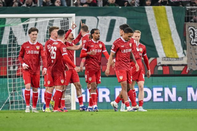 22 March 2026, Bavaria, Augsburg: Stuttgart players celebrate their side's second goal of the game during the German Bundesliga soccer match between FC Augsburg and VfB Stuttgart at the Millerntor Stadium. Photo: Harry Langer/dpa - WICHTIGER HINWEIS: Gemäß den Vorgaben der DFL Deutsche Fußball Liga bzw. des DFB Deutscher Fußball-Bund ist es untersagt, in dem Stadion und/oder vom Spiel angefertigte Fotoaufnahmen in Form von Sequenzbildern und/oder videoähnlichen Fotostrecken zu verwerten bzw. verwerten zu lassen.