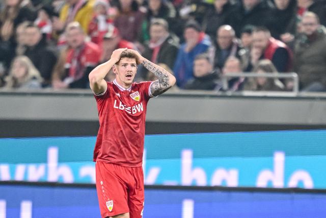 22 March 2026, Bavaria, Augsburg: Stuttgart's Finn Jeltsch reacts during the German Bundesliga soccer match between FC Augsburg and VfB Stuttgart at the Millerntor Stadium. Photo: Harry Langer/dpa - WICHTIGER HINWEIS: Gemäß den Vorgaben der DFL Deutsche Fußball Liga bzw. des DFB Deutscher Fußball-Bund ist es untersagt, in dem Stadion und/oder vom Spiel angefertigte Fotoaufnahmen in Form von Sequenzbildern und/oder videoähnlichen Fotostrecken zu verwerten bzw. verwerten zu lassen.