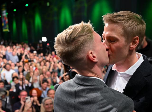 22 March 2026, Bavaria, Munich: Dominik Krause (R), Alliance 90/The Greens, Deputy Mayor of Munich, and his partner Sebastian Mueller stand on stage at the Greens' election party following the runoff election for mayor of the Bavarian capital. Photo: Sven Hoppe/dpa