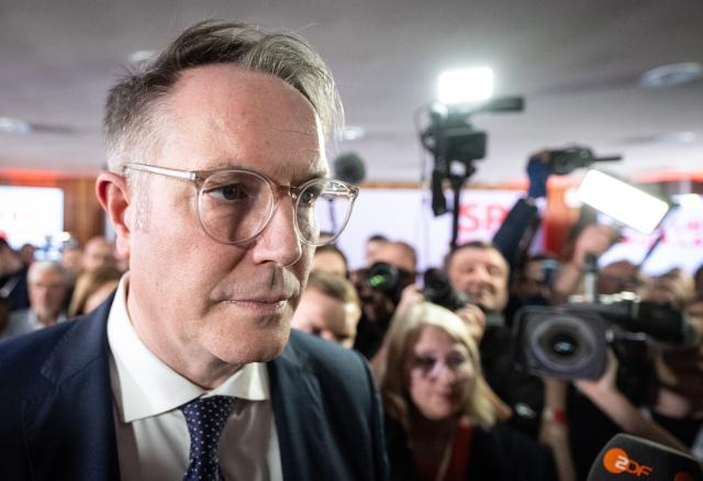 22 March 2026, Rhineland-Palatinate, Mainz: Minister President of Rhineland-Palatinate Alexander Schweitzer enters the Social Democratic Party (SPD) parliamentary group's meeting room in the state parliament. A new state parliament was elected in Rhineland-Palatinate on Sunday. Photo: Boris Roessler/dpa