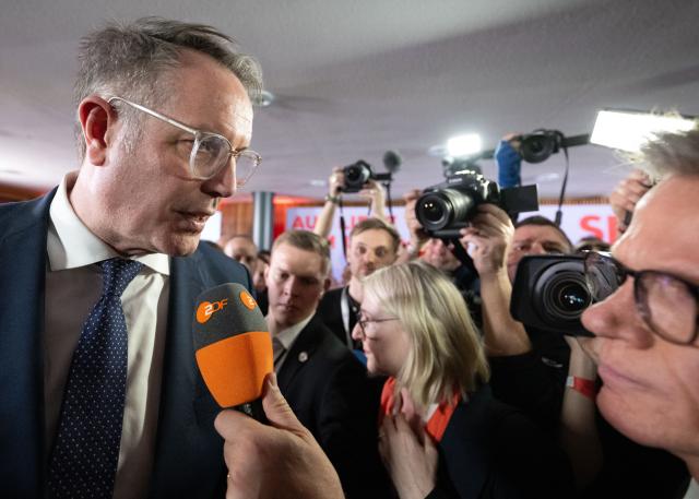 22 March 2026, Rhineland-Palatinate, Mainz: Minister President of Rhineland-Palatinate Alexander Schweitzer enters the Social Democratic Party (SPD) parliamentary group's meeting room in the state parliament. A new state parliament was elected in Rhineland-Palatinate on Sunday. Photo: Boris Roessler/dpa