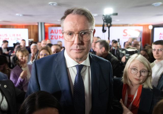 22 March 2026, Rhineland-Palatinate, Mainz: Minister President of Rhineland-Palatinate Alexander Schweitzer enters the Social Democratic Party (SPD) parliamentary group's meeting room in the state parliament. A new state parliament was elected in Rhineland-Palatinate on Sunday. Photo: Boris Roessler/dpa