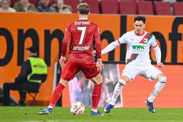 22 March 2026, Bavaria, Augsburg: Stuttgart's Maximilian Mittelstaedt (L) and Augsburg's Fabian Rieder during the German Bundesliga soccer match between FC Augsburg and VfB Stuttgart at the Millerntor Stadium. Photo: Harry Langer/dpa - WICHTIGER HINWEIS: Gemäß den Vorgaben der DFL Deutsche Fußball Liga bzw. des DFB Deutscher Fußball-Bund ist es untersagt, in dem Stadion und/oder vom Spiel angefertigte Fotoaufnahmen in Form von Sequenzbildern und/oder videoähnlichen Fotostrecken zu verwerten bzw. verwerten zu lassen.