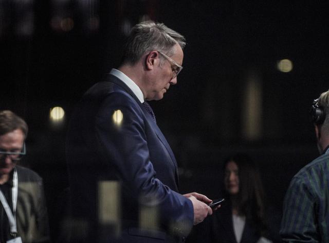 22 March 2026, Rhineland-Palatinate, Mainz: Minister President of Rhineland-Palatinate Alexander Schweitzer stands in a television studio, looking at his smartphone. The state election took place in Rhineland-Palatinate on Sunday. Photo: Andreas Arnold/dpa