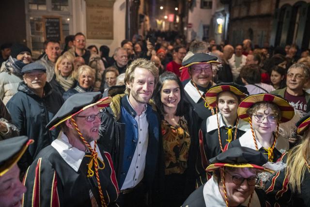 22 March 2026, Bavaria, Bamberg: The new mayor of Bamberg, Sebastian Niedermaier (C), is formally welcomed alongside his wife, Andrielly (R), in front of the Schlenkerla restaurant. On Sunday, the runoff election for mayor of Bamberg took place between J. Gluesenkamp (Alliance 90/The Greens) and Sebastian Niedermaier (SPD). Photo: Daniel Vogl/dpa