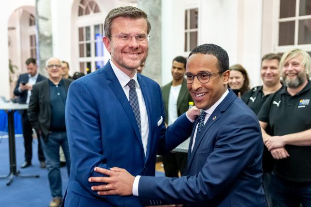 22 March 2026, Bavaria, Nuremberg: Nasser Ahmed (R) congratulates Marcus Koenig on his re-election as mayor of Nuremberg following the runoff election. In the race for Bavaria's second-largest city, Koenig defeated SPD candidate Ahmed. Photo: Daniel Karmann/dpa