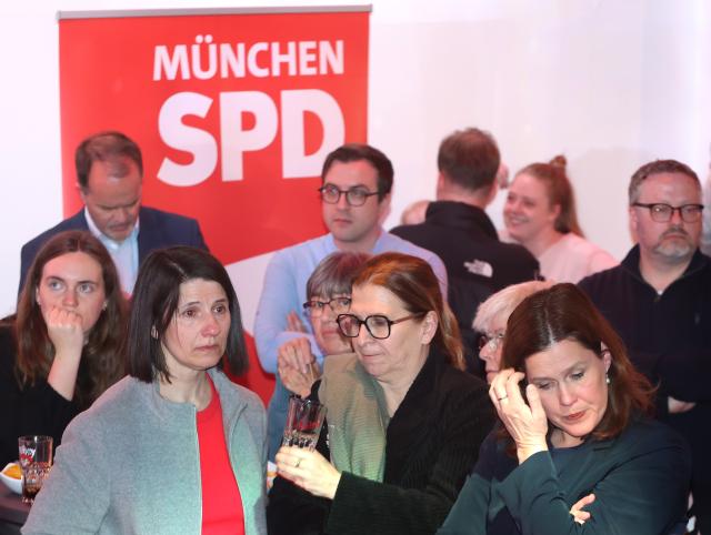 22 March 2026, Bavaria, Munich: Visitors to the Social Democratic Party (SPD) election party react after the first projections for the mayoral runoff election are announced. Photo: Karl-Josef Hildenbrand/dpa