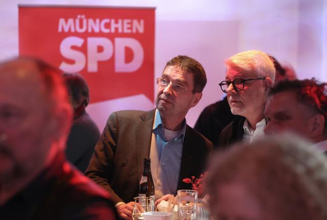 22 March 2026, Bavaria, Munich: Visitors to the Social Democratic Party (SPD) election party react after the first projections for the mayoral runoff election are announced. Photo: Karl-Josef Hildenbrand/dpa