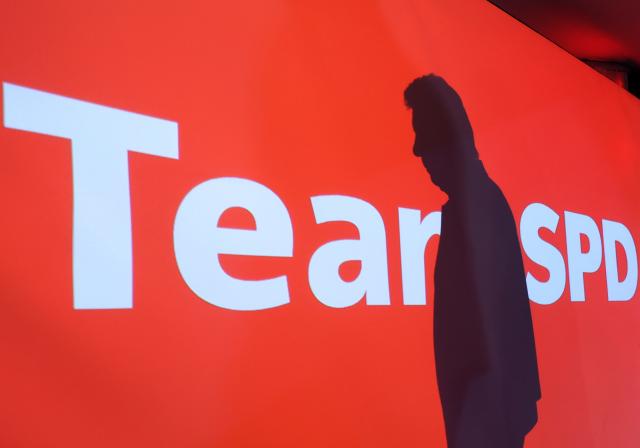 22 March 2026, Bavaria, Munich: The shadow of Dieter Reiter (SPD), mayor of Munich, is seen after his speech at the election party. Munich's SPD mayor has conceded defeat to Green Party candidate D. Krause in the race for city hall. Photo: Karl-Josef Hildenbrand/dpa