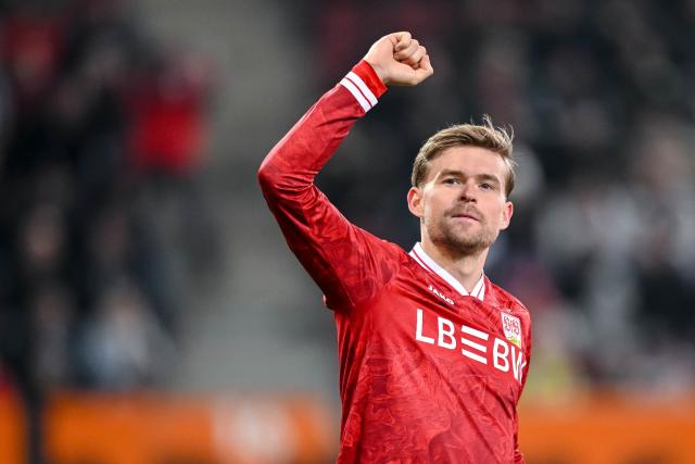 22 March 2026, Bavaria, Augsburg: Stuttgart's Maximilian Mittelstaedt gestures during the German Bundesliga match between FC Augsburg and VfB Stuttgart at the Millerntor Stadium. Photo: Harry Langer/dpa - WICHTIGER HINWEIS: Gemäß den Vorgaben der DFL Deutsche Fußball Liga bzw. des DFB Deutscher Fußball-Bund ist es untersagt, in dem Stadion und/oder vom Spiel angefertigte Fotoaufnahmen in Form von Sequenzbildern und/oder videoähnlichen Fotostrecken zu verwerten bzw. verwerten zu lassen.