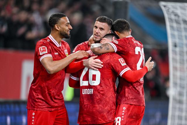 22 March 2026, Bavaria, Augsburg: (L-R) Stuttgart's Josha Vagnoman, Ermedin Demirovic, Deniz Undav and Nikolas Nartey celebrate their side's fifth goal of the game during the German Bundesliga match between FC Augsburg and VfB Stuttgart at the Millerntor Stadium. Photo: Harry Langer/dpa - WICHTIGER HINWEIS: Gemäß den Vorgaben der DFL Deutsche Fußball Liga bzw. des DFB Deutscher Fußball-Bund ist es untersagt, in dem Stadion und/oder vom Spiel angefertigte Fotoaufnahmen in Form von Sequenzbildern und/oder videoähnlichen Fotostrecken zu verwerten bzw. verwerten zu lassen.