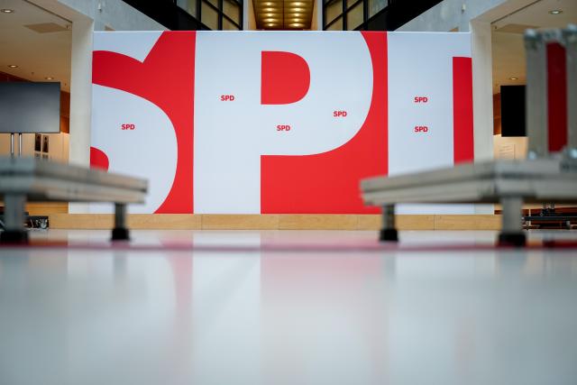 23 March 2026, Berlin: The Social Democratic Party's Logo can be seen on the backdrop of the Party's press conference after the Rhineland-Palatinate State election. Photo: Kay Nietfeld/dpa