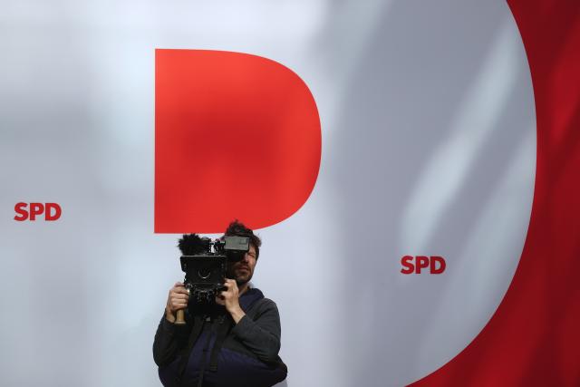 23 March 2026, Berlin: A cameraman holds a TV camera in the Willy Brandt House, where the German Minister of Labor and Social Affairs and Social Democratic Party (SPD) Party Chairwoman Bas and the German Finance Minister, Vice Chancellor and SPD Federal Chairman Klingbeil will make a press statement after their party's committee meetings at the Willy Brandt House. The topic will be the results of the state elections in Rhineland-Palatinate. Photo: Kay Nietfeld/dpa