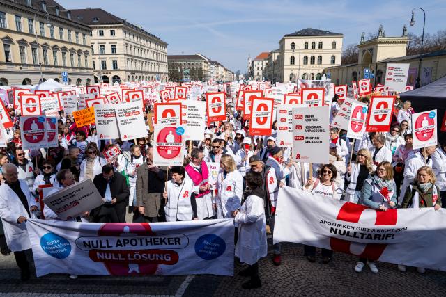 23 March 2026, Bavaria, Munich: People hold banners during a nationwide day of protest by pharmacies for higher reimbursements. Pharmacies are called upon to keep their stores closed on the day of protest by pharmacies for higher remuneration. Photo: Lennart Preiss/dpa