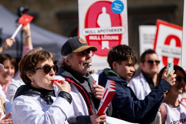 23 March 2026, Bavaria, Munich: People hold banners during a nationwide day of protest by pharmacies for higher reimbursements. Pharmacies are called upon to keep their stores closed on the day of protest by pharmacies for higher remuneration. Photo: Lennart Preiss/dpa
