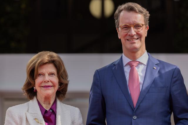 23 March 2026, North Rhine-Westphalia, Duesseldorf: Queen Silvia of Sweden is received by Hendrik Wuest, Minister President of North Rhine-Westphalia, in front of the State Chancellery. Photo: Rolf Vennenbernd/dpa