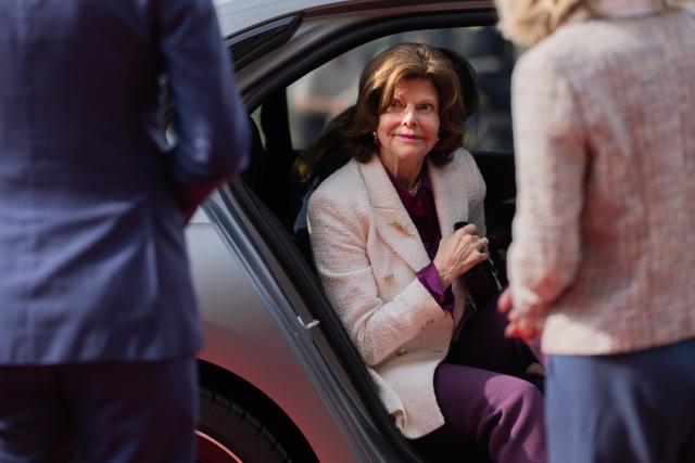 23 March 2026, North Rhine-Westphalia, Duesseldorf: Queen Silvia of Sweden is received by Hendrik Wuest, Minister President of North Rhine-Westphalia, in front of the State Chancellery. Photo: Rolf Vennenbernd/dpa
