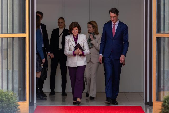 23 March 2026, North Rhine-Westphalia, Duesseldorf: Hendrik Wuest, Minister President of North Rhine-Westphalia, accompanies Queen Silvia of Sweden as sge leaves after her visit to the State Chancellery of North Rhine-Westphalia. Photo: Rolf Vennenbernd/dpa