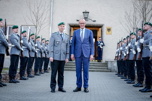 23 March 2026, Berlin: German Chancellor Friedrich Merz is received by Lieutenant Colonel Maik Teichgraeber at the presentation of the flag ribbon to the guard battalion. Photo: Kay Nietfeld/dpa