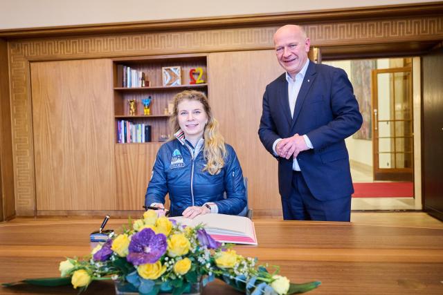 23 March 2026, Berlin: Kai Wegner, Governing Mayor of Berlin, welcomes Rabea Rogge, the first German woman astronaut in space, to the Rotes Rathaus. Photo: Annette Riedl/dpa