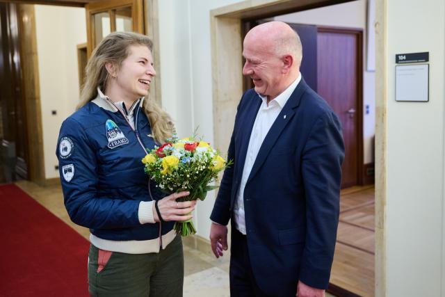 23 March 2026, Berlin: Kai Wegner, Governing Mayor of Berlin, welcomes Rabea Rogge, the first German woman astronaut in space, to the Rotes Rathaus. Photo: Annette Riedl/dpa