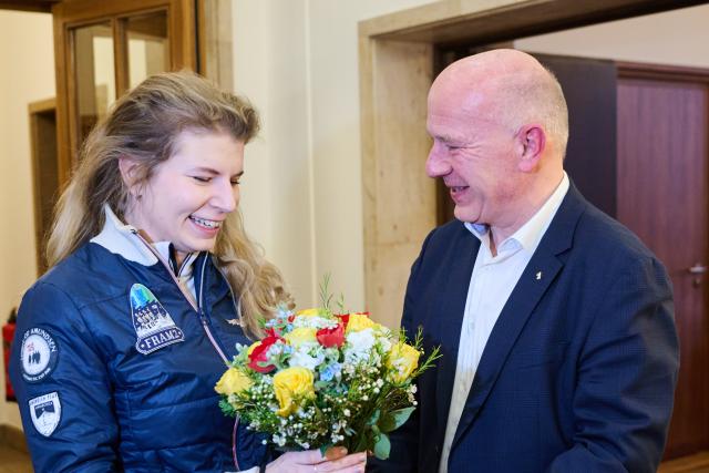 23 March 2026, Berlin: Kai Wegner, Governing Mayor of Berlin, welcomes Rabea Rogge, the first German woman astronaut in space, to the Rotes Rathaus. Photo: Annette Riedl/dpa