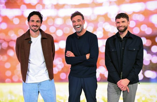 23 March 2026, Bavaria, Ismaning: German football stars Mats Hummels, Juergen Klopp and Thomas Mueller take to the stage at the Telekom press conference to present the concept for the World Cup. Photo: Felix Hörhager/dpa
