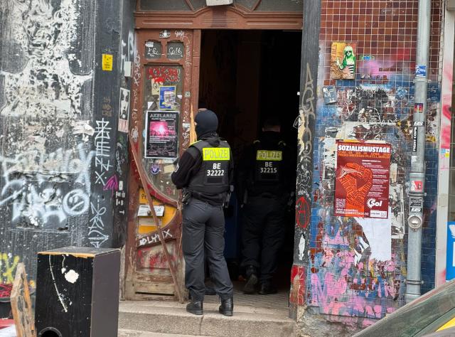 24 March 2026, Berlin: German Police are on duty in a building in the Wedding district. Six months after an arson attack on the power supply to Berlin's Adlershof Technology Park, the police have launched a raid against suspects. Photo: Sven Käuler/dpa