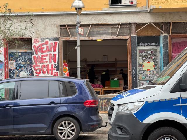 24 March 2026, Berlin: German Police are on duty in a building in the Wedding district. Six months after an arson attack on the power supply to Berlin's Adlershof Technology Park, the police have launched a raid against suspects. Photo: Sven Käuler/dpa