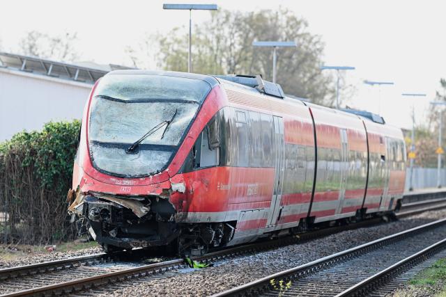 24 March 2026, Rhineland-Palatinate, Insheim: A regional train with a damaged front end stands on the tracks at the station, where several people have been injured in a collision between a regional train and a car transporter in the Southern Palatinate. Photo: Uwe Anspach/dpa