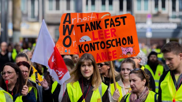 24 March 2026, North Rhine-Westphalia, Cologne: Employees of AWO facilities take part in a warning strike in the city center. Verdi had called for a nationwide day of warning strikes at AWO facilities such as daycare centers and after-school care at elementary school. Photo: Rolf Vennenbernd/dpa