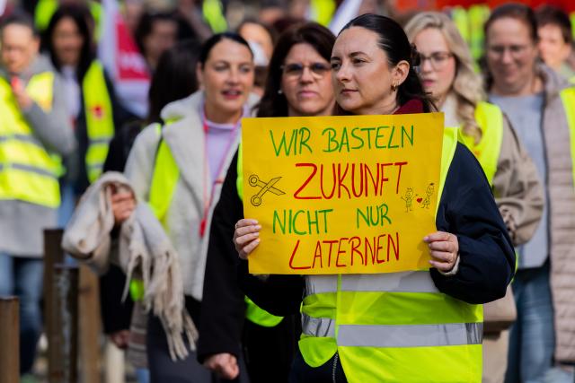 24 March 2026, North Rhine-Westphalia, Cologne: Employees of AWO facilities take part in a warning strike in the city center. Verdi had called for a nationwide day of warning strikes at AWO facilities such as daycare centers and after-school care at elementary school. Photo: Rolf Vennenbernd/dpa