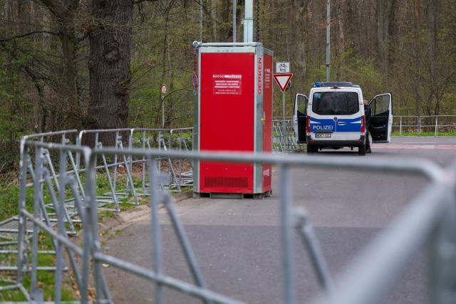 24 March 2026, North Rhine-Westphalia, Juelich: Police have set up barriers and portable lighting units near the interim storage facility in Juelich. Photo: Christoph Reichwein/dpa