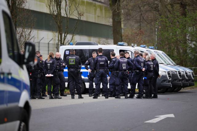 24 March 2026, North Rhine-Westphalia, Juelich: Police officers confer in a parking lot next to the Juelich interim storage facility. Photo: Christoph Reichwein/dpa