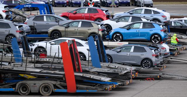 FILED - 10 December 2025, Saxony, Zwickau: Volkswagen Audi and Cupra cars are loaded onto trucks in a parking lot at the Volkswagen plant in Zwickau. Photo: Hendrik Schmidt/dpa