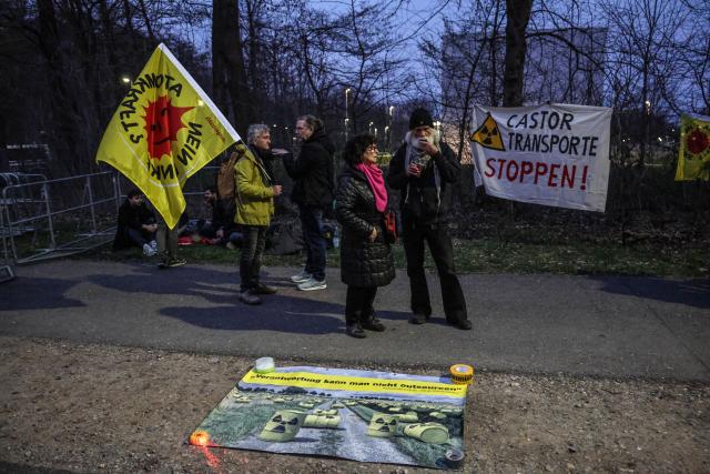 24 March 2026, North Rhine-Westphalia, Jülich: Anti-nuclear activists hold a vigil outside the Juelich Research Center as Castor transports are scheduled to pass through North Rhine-Westphalia from Juelich to Ahaus. Photo: Oliver Berg/dpa