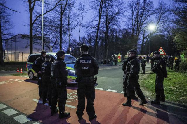 24 March 2026, North Rhine-Westphalia, Jülich: Police officers stand in front of the Juelich Research Center as Castor transports are scheduled to travel through North Rhine-Westphalia from Juelich to Ahaus. Photo: Oliver Berg/dpa