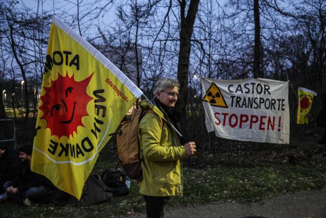 24 March 2026, North Rhine-Westphalia, Jülich: Anti-nuclear activists hold a vigil outside the Juelich Research Center as Castor transports are scheduled to travel through North Rhine-Westphalia from Juelich to Ahaus. Photo: Oliver Berg/dpa