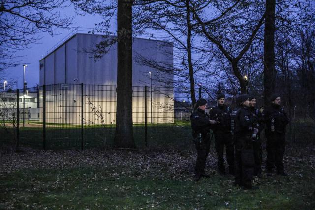 24 March 2026, North Rhine-Westphalia, Jülich: Police officers stand in front of the Juelich Research Center as Castor transports are scheduled to travel through North Rhine-Westphalia from Juelich to Ahaus. Photo: Oliver Berg/dpa
